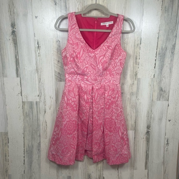 Trina Turk Jayme Sleeveless Dress Jolie Jacquard Pink Fit Flare Pleated size 2 - Picture 2 of 10
